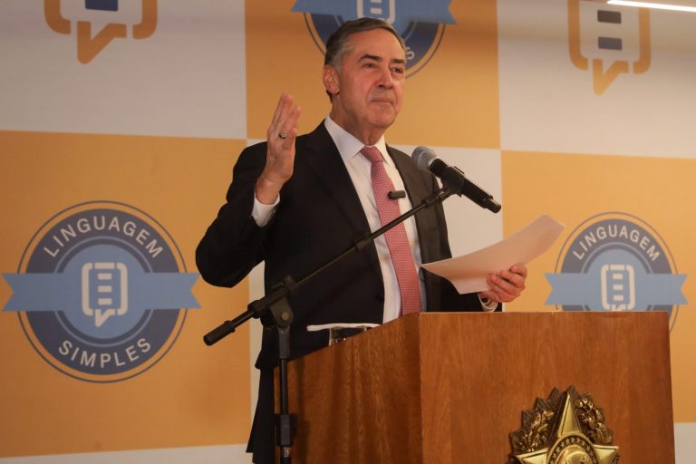 O Ministro Luis Roberto Barroso, em seu discurso de abertura do evento.