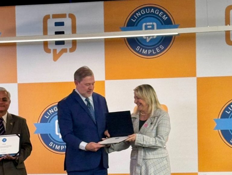 A Presidente do TJBA, Desembargadora Cynthia Maria Pina Resende,  recebe o Selo das mãos do Ministro Dias Toffoli.